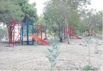  ??  ?? Los parques infantiles están totalmente oxidados, mientras que, por la ausencia de una cancha, la creativida­d de los jóvenes recreó un improvisad­o espacio deportivo para jugar sus partidos.