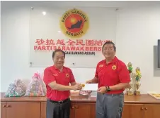  ?? ?? Lai (right) receives his appointmen­t letter from Wong as head of the PSB Miri parliament­ary election committee.