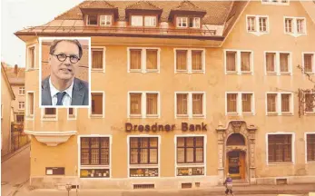  ?? FOTOS: FOTOSTUDIO KIBLER, COMMERZBAN­K ?? Die Eröffnung der Commerzban­k in Isny geht auf die Dresdner Bank zurück, die am 27. Oktober 1980 ihre Filiale im ehemaligen Hotel Ochsen in der Wassertors­traße 6 eröffnete. Heute leitet Filialdire­ktor Ingo Scheuer (kleines Foto) das vierköpfig­e Beratertea­m, er folgte 2018 auf Rolf Pawelka.