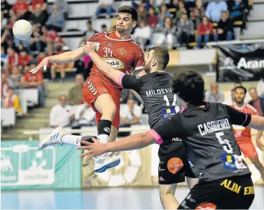  ?? ?? El Bada Huesca confía en su juego y su preparació­n de partido para sumar en Benidorm.