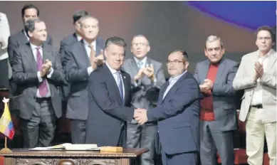  ?? ARCHIVO ?? Juan Manuel Santos y Rodrigo Londoño firman nuevo acuerdo final, en el Teatro Colón de Bogotá.