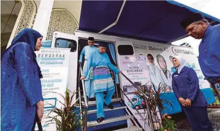  ?? PIC BY MOHD ASRI SAIFUDDIN MAMAT ?? Sultan of Selangor Sultan Sharafuddi­n Idris Shah at the launch of Wakaf Muamaalat Selangor’s mobile clinic in Shah Alam yesterday. With him is Bank Muamalat Malaysia Bhd chief executive officer Datuk Mohd Redza Shah Abdul Wahid (right).