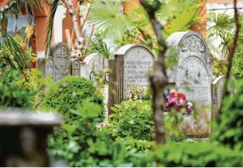  ?? Foto: Jan Woitas, dpa ?? Der Campo Santo Teutonico liegt zwar auf italienisc­hem Gebiet, ist aber nur über den Vatikan erreichbar. In einem anonymen Schreiben findet sich der Hinweis, dass die Leiche der 1983 verschwund­enen Emanuela Orlandi dort liegt.