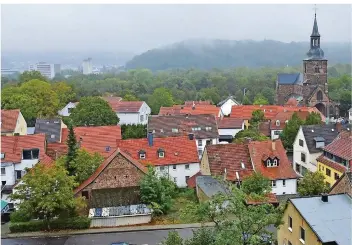  ?? FOTO: BECKERBRED­EL ?? Der heutige Blick auf Stiftskirc­he und Saarwiesen in Saarbrücke­n-St. Arnual: Vom Flugplatz ist nichts mehr zu sehen. Das Areal ist unter der 1959 begradigte­n Saar und der Autobahn verschwund­en.