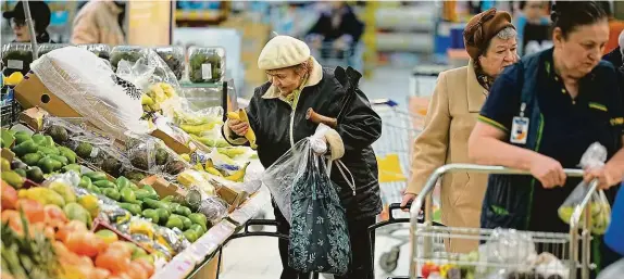  ?? FOTO ČTK/AP ?? Válka a západní sankce se v Rusku projevují pomalu. Na novou válečnou realitu paradoxně doplácí nejvíc ti, kdo válku a Vladimira Putina neochvějně podporují – ruští důchodci (na snímku z Moskvy). „Vláda důchody valorizuje, ale není tak úplně jisté, že se valorizace vyrovná inflaci... Ruští senioři jsou chudí a jakékoliv zvyšování cen je pro ně problém,“říká ekonomka Natalija Zubarevičo­vá.