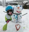  ??  ?? Anna, 9, aus Augsburg baute diesen Schneemann bei ihrer Oma in Lechbruck. Damit er nicht friert, bekam er bunte Wasserfarb­enklamotte­n und ein Kopftuch.