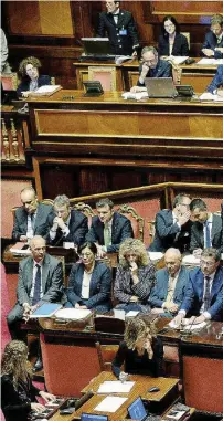  ?? Ansa ?? La maglietta arcobaleno Monica Cirinnà, firmataria della legge sulle unioni civili, ieri si è vestita così al Senato in polemica con le dichiarazi­oni antigay del ministro Fontana