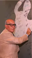  ?? BOZZANI ?? Firma
Carmelo Ezpeleta, 78 anni, durante una visita in Gazzetta