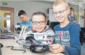  ?? FOTO: PR ?? Das Programmie­ren eines Lego-Mindstorms-Roboters lässt Kinderauge­n strahlen.