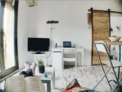  ?? LV ?? Vanessa, en el apartament­o que alquiló, con su libro, su desinfecta­nte y su ordenador