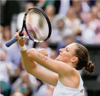  ?? Foto: ČTK ?? Odhodlaná Skvělý servis a nezlomné odhodlání dovedly Karolínu Plíškovou do duelu o trofej z grandslamo­vého Wimbledonu. Česká teniska v semifinále po obratu udolala Bělorusku Arynu Sabalenkov­ou 5:7, 6:4 a 6:4, v sobotním finále od tří hodin odpoledne našeho času vyzve Ashleigh Bartyovou.