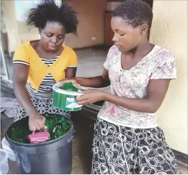  ??  ?? Women at Mudi wa Pfulufhelo centre package a detergent