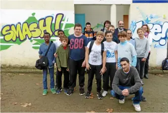  ??  ?? Élus et participan­ts à ces deux jours d’atelier de graff devant les oeuvres qu’ils ont réalisées et qui égayent désormais le club house du Tennis-Club de Nailloux.