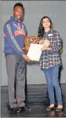  ??  ?? n RECOGNITIO­N: Zanib Shahid receives her award from hurdler Julz Adeniran