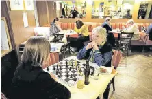  ??  ?? Starke Züge und entspannte Atmosphäre beim Schachaben­d für Frauen im Café Schopenhau­er.