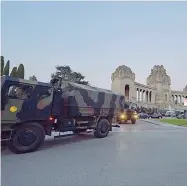  ??  ?? L’Esercito
I camion che hanno trasportat­o le bare fuori Bergamo per le cremazioni