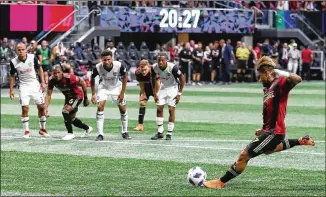  ?? CURTIS COMPTON / CCOMPTON@AJC.COM ?? Atlanta United’s Josef Martinez scores on a penalty kick against the Philadelph­ia Union for a 1-0 lead during the first half Saturday at Mercedes-Benz Stadium.