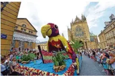  ?? FOTO: STADT METZ ?? Zum Abschluss des Mirabellen­festes ziehen auch in diesem Jahr mit Blumen bestückte Wagen durch Metz.