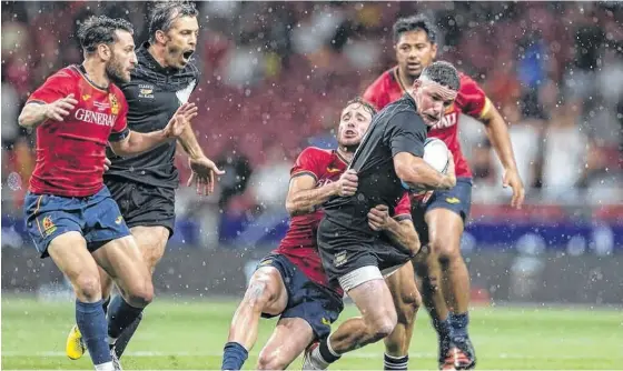  ?? FOTOS: MARCA.COM ?? a la izquierda, a la espera de la caída de Alby Matthewson (All Blacks Classics). "El partido fue una exhibición, pero estuvo muy bueno", dijo el bahiense.