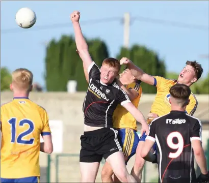  ??  ?? Sligo and Roscommon challenge for possession during the Connacht Minor Championsh­ip in Dr Hyde Park on Friday.