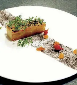  ??  ?? Emblème de la cuisine fusion franco-brésilienn­e : le millefeuil­le de manioc de Raphaël Rego.