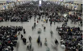  ?? BLOOMBERG ?? Travellers in Hangzhou Railway Station on April 27, ahead of China’s Labour Day holiday