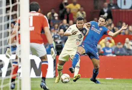  ??  ?? POCAS LLEGADAS claras se presentaro­n en el partido, siendo Cruz Azul quién estuvo más cerca de marcar una anotación con remate al poste de Méndez tras un mano a mano con Marchesín. / Fotos: EFE