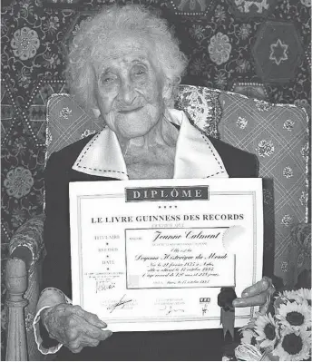  ?? GEORGES GOBET / AFP / GETTY IMAGES FILES ?? Jeanne Calment of France, pictured in 1995 with a Guinness World Records certificat­e, died in 1997 at age 122. Researcher­s posit that within a few decades humans could very well live until 150.