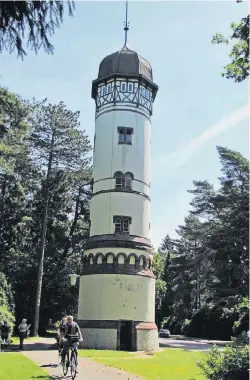  ?? FOTOS (2): KRAPPE ?? Am neugotisch­en Wasserturm von 1898, direkt an der Cordesalle­e, befindet sich der Garten der Frauen.