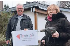  ?? RP-FOTO: WOLFGANG KAISER ?? Georg Fasselt und Monika Dether haben das Hinweissch­ild fürs neue Oedter Repair-Café schon angebracht.