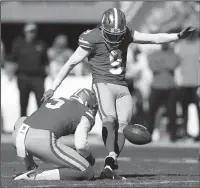  ?? NHAT V. MEYER/TRIBUNE NEWS SERVICE ?? San Francisco 49ers' Robbie Gould (9) kicks a 36-yard field goal against the Detroit Lions on Sept. 16, 2018 in Santa Clara.