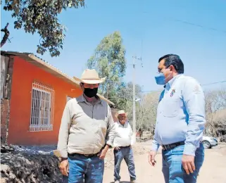  ?? FOTOS/RAÚL ALVARADO ?? Habitantes de Ojos de Aguas agradecier­on al presidente Solís Pantoja por tomarlos en cuenta en la obra publica.