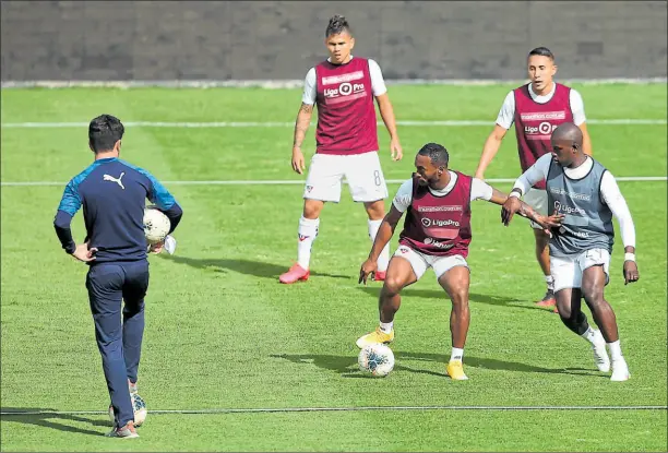  ?? Julio estrella / el comercio ?? • Pedro Pablo Perlaza, de Liga de Quito, domina el balón antes del partido contra Dep. Cuenca, el 15 de octubre.