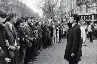  ??  ?? Manifestat­ion étudiante menée par Alain Krivine (à dr.),
au carrefour des boulevards Saint-Michel et Saint-Germain,
à Paris, le 6 mai.