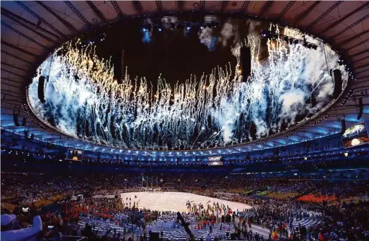  ?? Vincent Thian / AP ?? La pirotecnia estalla en el estadio Maracaná, durante la ceremonia de clausura de los Juegos Olímpicos de Río de Janeiro, el domingo 21 de agosto de 2016.