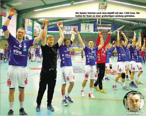  ??  ?? Die Spieler feierten nach dem Abpfiff mit den 1 250 Fans. Die hatten ihr Team zu einer großartige­n Leistung getrieben.
Stephan Swat