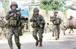  ?? MARK BALMORES ?? MILITAR VS MAUTE Ilan lamang ito sa mga maaaksiyon­g eksena sa gitna ng limang-buwang bakbakan ng puwersa ng gobyerno at ng Maute-ISIS saMarawi City.