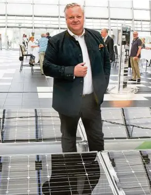  ??  ?? Frank Asbeck, Chef des Unternehme­ns Solarworld: Hat sich der Manager überschätz­t – oder gelingt ihm doch noch die Wende? Foto: picture alliance