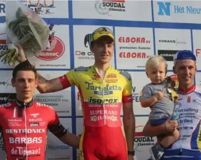  ?? FOTO JOS ?? Ingmar Uytdewilli­gen op het podium in Lichtaart, met naast hem Koen Van Dijke (links) en Jens Gys (rechts).