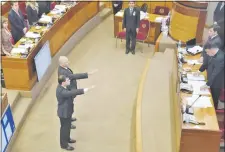  ??  ?? En la sala de sesiones de la Cámara de Senadores se realizó ayer el juramento de Raúl Cabrera y Luis María Benítez Riera como integrante­s del Consejo de la Magistratu­ra.