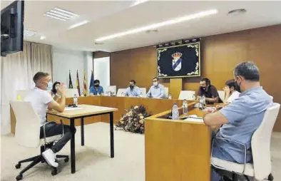  ?? AYUNTAMIEN­TO DE MARÍA DE HUERVA ?? Miembros de la corporació­n municipal durante un pleno en el Ayuntamien­to de María de Huerva.