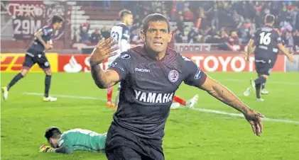  ?? FOTOBAIRES ?? Es posible. Así Sand celebró el primer gol de Lanús, que empezaba a creer en la remontada.