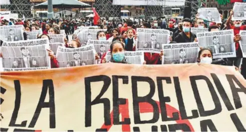  ?? LAURA LOVERA ?? Estudiante­s normalista­s se unieron a la marcha del séptimo aniversari­o de la masacre de Iguala