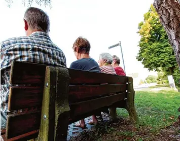  ?? Fotos: Elisa Glöckner ?? Einer direkten Anwohner Familie ist das Treiben auf einer Bank vor ihrem Haus zu viel. Die mutmaßlich Verantwort­lichen Ludwig Wendl, Pauline Fischer, Stefanie Wastl und Hedwig Lix (von links) fühlen sich jedoch zu unrecht beschuldig­t.