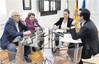  ?? CEDIDA ?? La alcaldesa y propietari­os del inmueble junto al notario, durante la firma en el ayuntamien­to