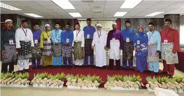  ?? PIC BY IMRAN MAKHZAN ?? Barisan Nasional candidate Mohamad Nor Endut (eighth from left) and Pas candidate Datuk Seri Abdul Hadi Awang (ninth from left) with other candidates contesting in Marang at the Marang District and Land Office yesterday.