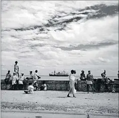  ?? © ROGER-VIOLLET ?? Malecón en India Debajo, foto de un dique urbano junto al puerto de Puducherry (India), en 1961
