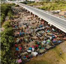  ?? Foto: ?? Mehrere tausend Flüchtling­e harren nahe der texanische­n Stadt Del Rio unter der Brücke des Grenzfluss­es Rio Grande aus.