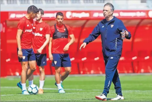  ??  ?? CONCENTRAD­O. Caparrós da instruccio­nes en el entrenamie­nto de ayer con Correa, Escudero y Ben Yedder al fondo.