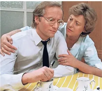  ?? FOTO: DPA ?? Sie waren lange Zeit das ideale Paar: Hans und Helga Beimer, gespielt von Joachim Hermann Luger und Marie-Luise Marjan, in den Anfangstag­en der „Lindenstra­ße“im Jahr 1985.
